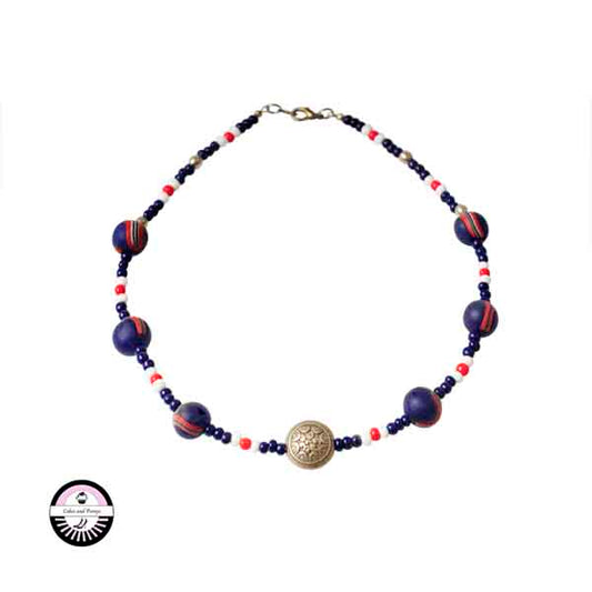 Ketting met blauwe, witte en rode glaskralen