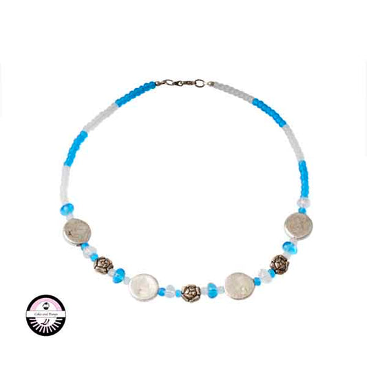 Ketting met matwitte en matblauwe kralen