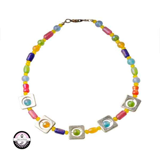 Ketting met groen, blauwe, gele en roze glaskralen