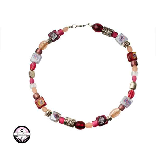 Ketting met rode, roze, transparante en lichtroze glaskralen