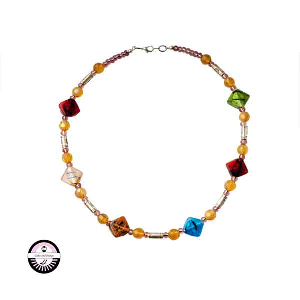 Ketting met groen, rode, blauwe, roze en lichtbruine glaskralen